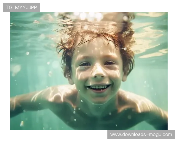 少年组比赛现趣味场景：小选手泳镜脱落闭眼游完全程